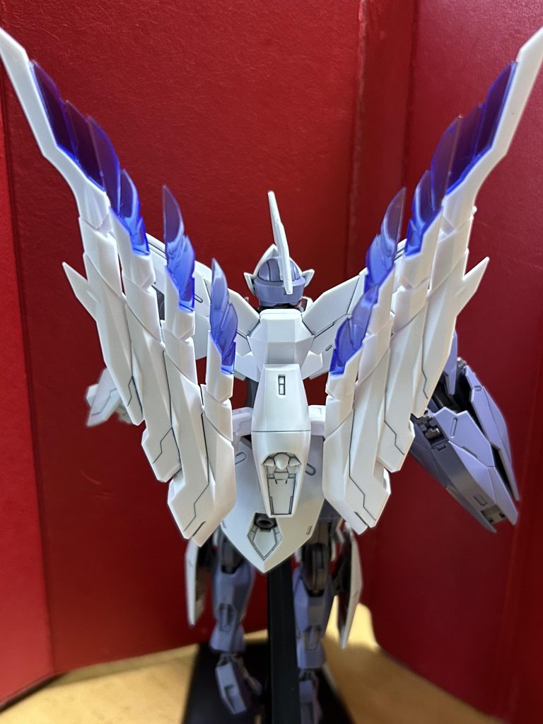 背面。羽根の一つ一つがフェザーファンネルのようなビット兵器だという設定。パーメットを使えばなんとか飛ばせるでしょう…