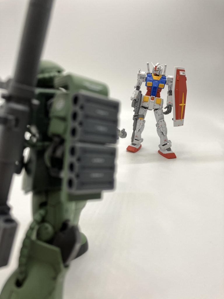 「ヒィッ、連邦の白いモビルスーツ！」