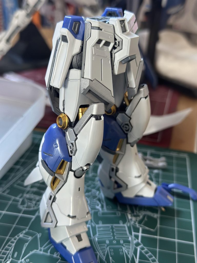 ゲート処理は省略しています。青部分がチタニウムフィニッシュ加工されてないため、トップコートでツヤを揃えました。