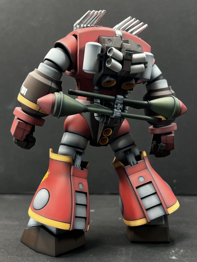 背中のよく見えない動力パイプがコルセットのようになってて腰の動きを殺してる。。。