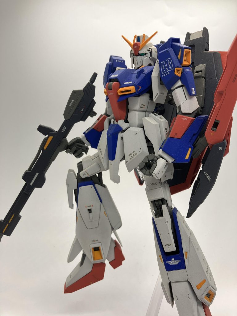 いつもの片びざ折りポーズも決まる決まる🥳