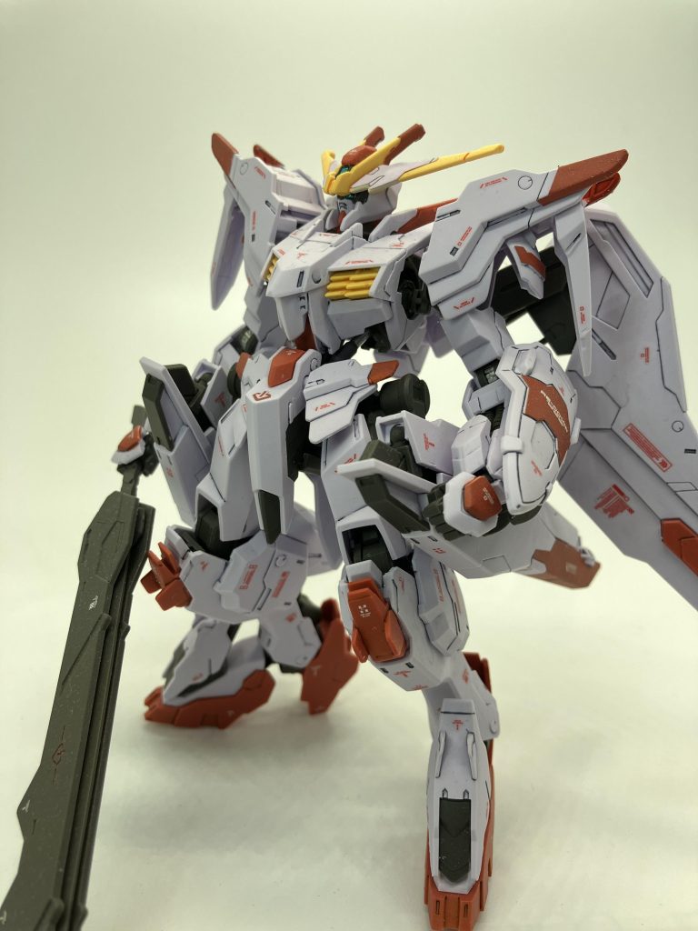 赤いデカールを大量に貼り付けてます😙