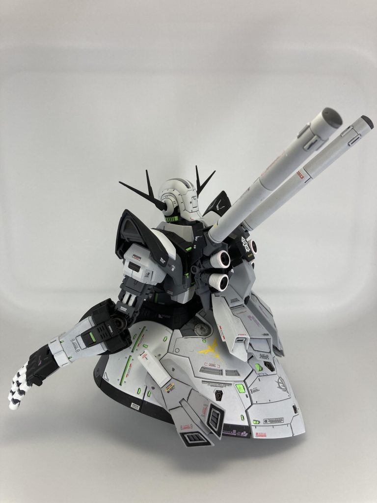 バックパックとサイドの追加バーニアはHGシナンジュスタインから流用しました。ジオングはどうしても背中が寂しい感じがしたので空間をどうにか埋めようと思い、どうせならめちゃくちゃ推進力出る感じにしようとこんな感じに。