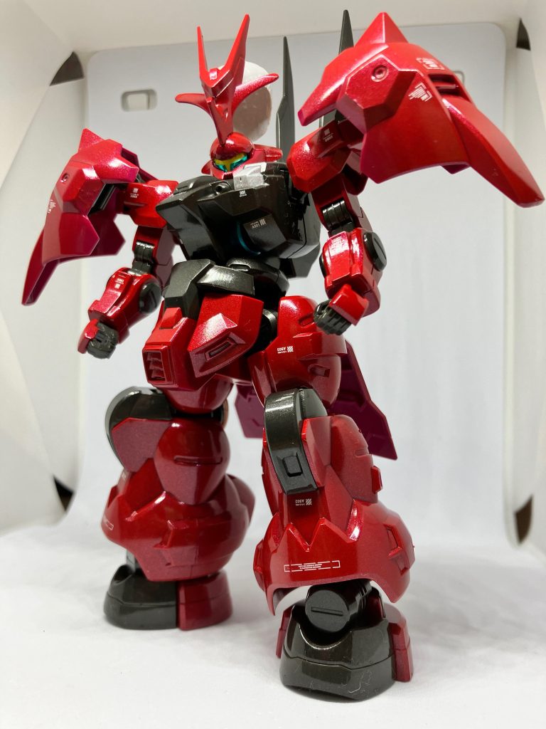 元の色だとちょっと暗いかなと思って上から吹いてみました。なんだかシャア専用っぽく見えなくもない… それと、脚の付け根部品は左右入れ替え。ちょっと脚長効果かな。