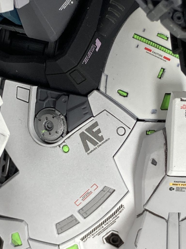 デカールはいつも通り自由に貼りました。アシタのデカールを初めて使わせていただきますましたが、とっても良いものですね。薄皮剥ぐ時のなんとも言えない気持ち良さはクセになりました。AE社のロゴは私のお気に入りです。