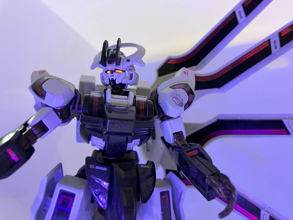 目は蛍光塗料。