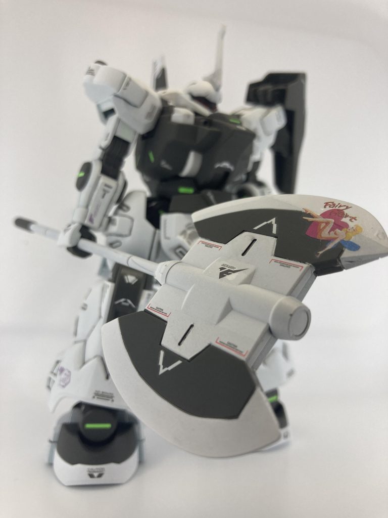 大型のアックスはミオリネが総裁を務めるベネリットグループからの贈呈。地球寮のエンブレムをあしらい、両社の業務協力体制を世間に知らしめている。