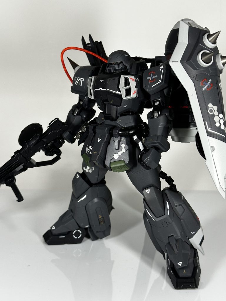 まずはライフルから。水転写デカールはスラッシュザクファントムのを一部使用してます。脹脛のスラスターカバー？ディアッカ機は黄色系でしたね😅 