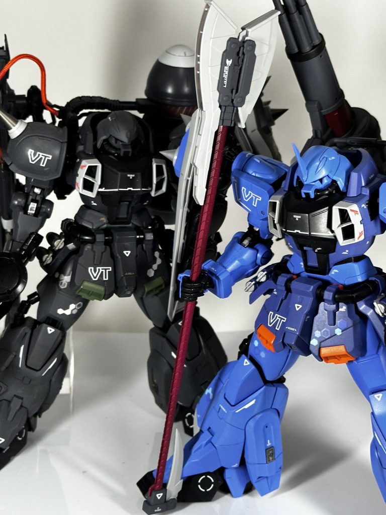 最後に。以前投稿したスラザクと😗この並びが撮りたいが為に作ったと言っても過言では無いです😊通常カラーのブレイズザクファントムも買ってあるので何処の誰かは知らないけど、要人警護してた最中新型強奪事件に巻き込まれたアレックス君が勝手に乗ったザクウォーリアも作りたいと思います。