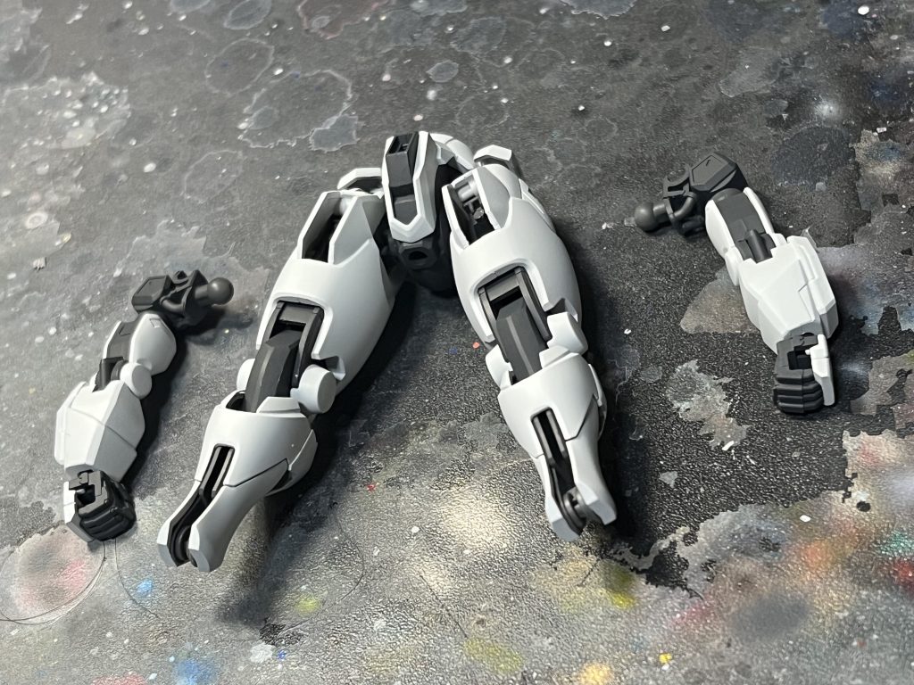 腕部、脚部の後ハメ&合わせ目消しをして設定にない合わせ目をなくしました。