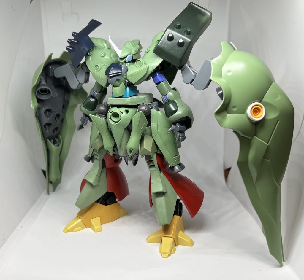 クシャトリヤのバインダー×2、1/220ノイエジールの入手により上半身および各パーツのバランスは満足する出来になりましたが、今度はどう配色するか悩んでこれまた放置。キャリバーンが届く前に終わらせようと色を決め、塗料を買ってきて頑張りました。