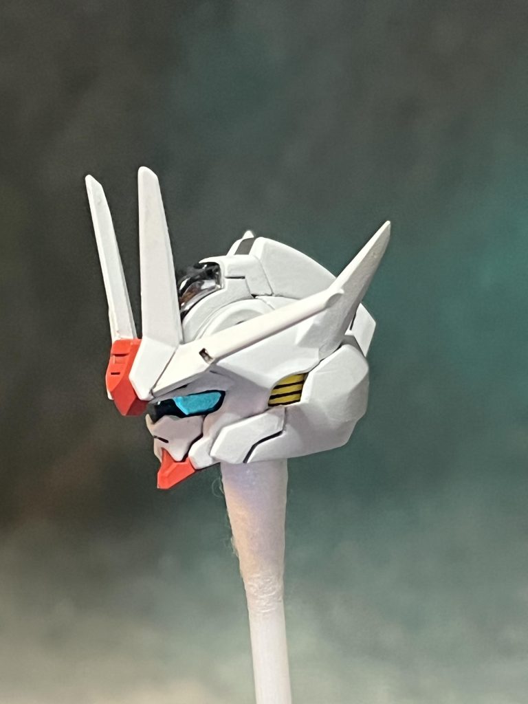 頭部はひさしの削り込み、アンテナのプチシャープ化、頬部の合わせ目の変更をしてます。念の為ひさしを削り込むときは、作業性アップのためマスク部を切り離しました。