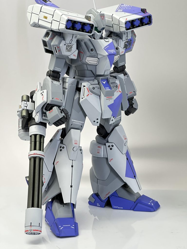 ついてた武装がいまいち気に入らなかったので、ジャイアントガトリングを無理やりくっつけています。カラーレシピ本体グレー①：ダークゴーストグレイ（モデルカステン）本体グレー②：ライトゴーストグレイ（モデルカステン）装甲部青：コバルトバイオレット+ラベンダー（ガイア）装甲メイン白：スチールホワイト（ガイア）本体青：コバルトバイオレット+ミリオンブルー（ガイア）関節：メカサフヘビー