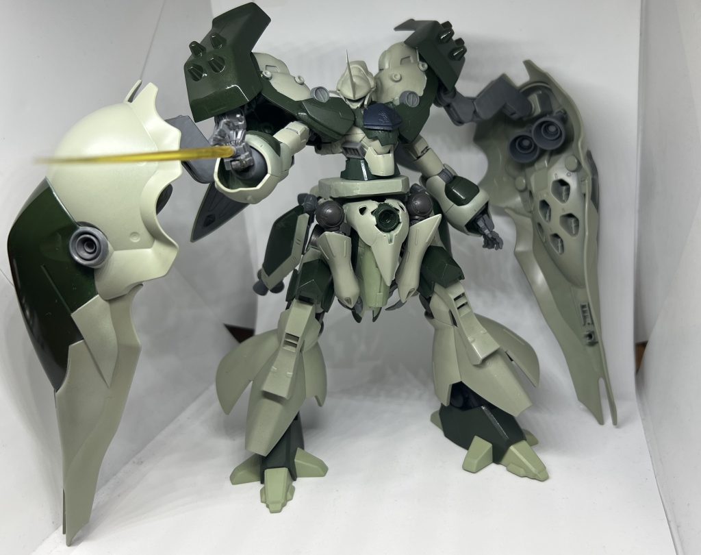 メイン武装「ハンドビームカノン」コトブキヤのノーマルハンドの掌中央に3ミリ穴を開け、そこに1.5ミリの穴の空けたランナーを取り付けることにより1/144系のサーベルの刃をつけられるようにしました。