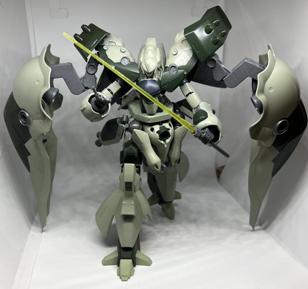 サブ1「大型ビームサーベル」サイドバインダーに収納された高出力のビームサーベル本体のエネルギーを使わずに使用できるよう、持ち手の部分にバッテリーが入っていて使い切りのものとなっています。(っていう設定)