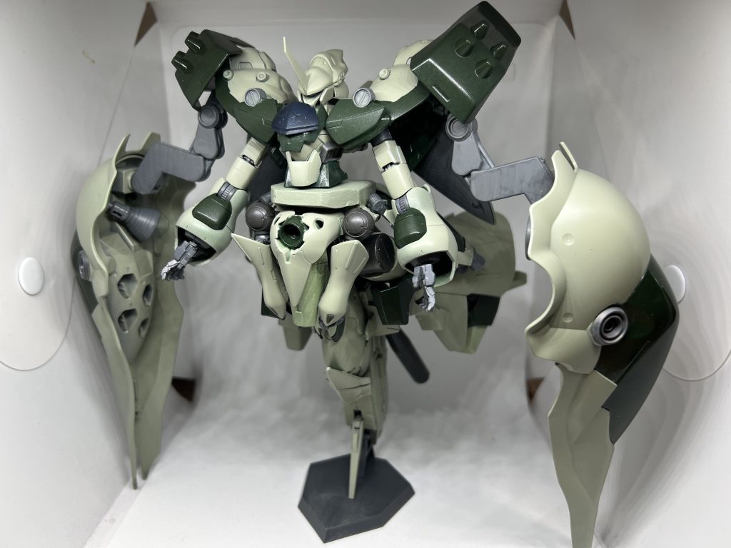 ノイエジールの後継機・発展機として一本足形態も用意しました。sdのノイエジールの一本足やオルフェンズのクタン参型などの様々なジャンクから作っています。またサイドアーマーは本当は持ち上げたいのですが重すぎるため断念。両足は後ろに送ることで足のバーニアも推進力として使用できます。