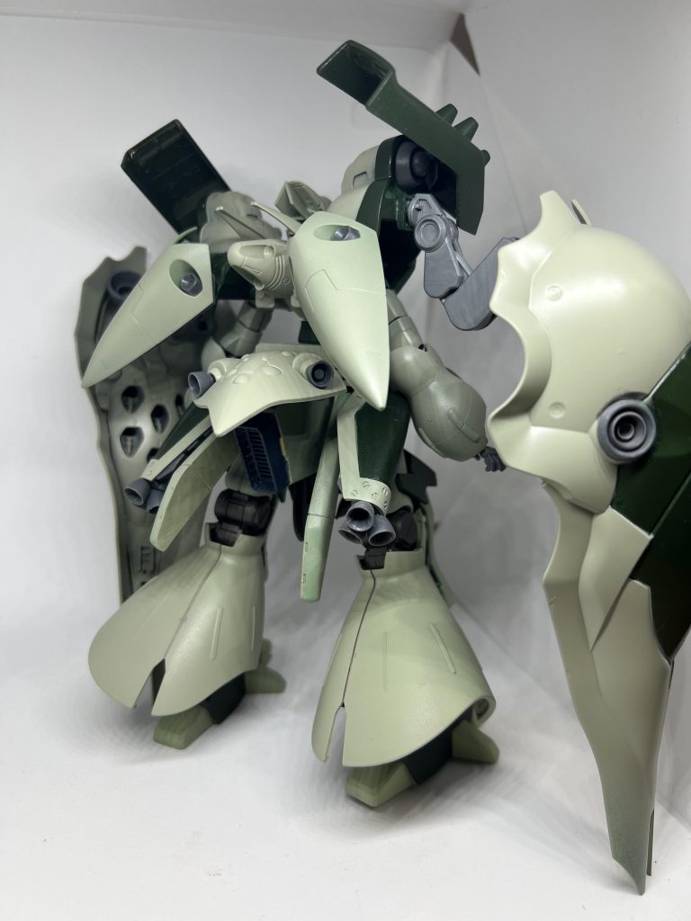 バックバーニアいっぱい今回は全塗装を目指しているためメインはタミヤのエアーモデルスプレー(灰緑)、サブにタミヤのディープグリーン、間接やバーニアなどはガンダムマーカーのグレーで塗装しています。メインカラーの発色は綺麗なんですが塗膜が禿げやすいためトップコートの半光沢を使用しています。