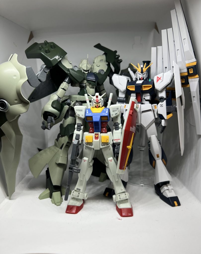 大きさ比較νガンダムよりも頭ひとつ抜けた大きさとなっています。ガンダムに関してはνガンダムも相まって余計小さく見えますね。