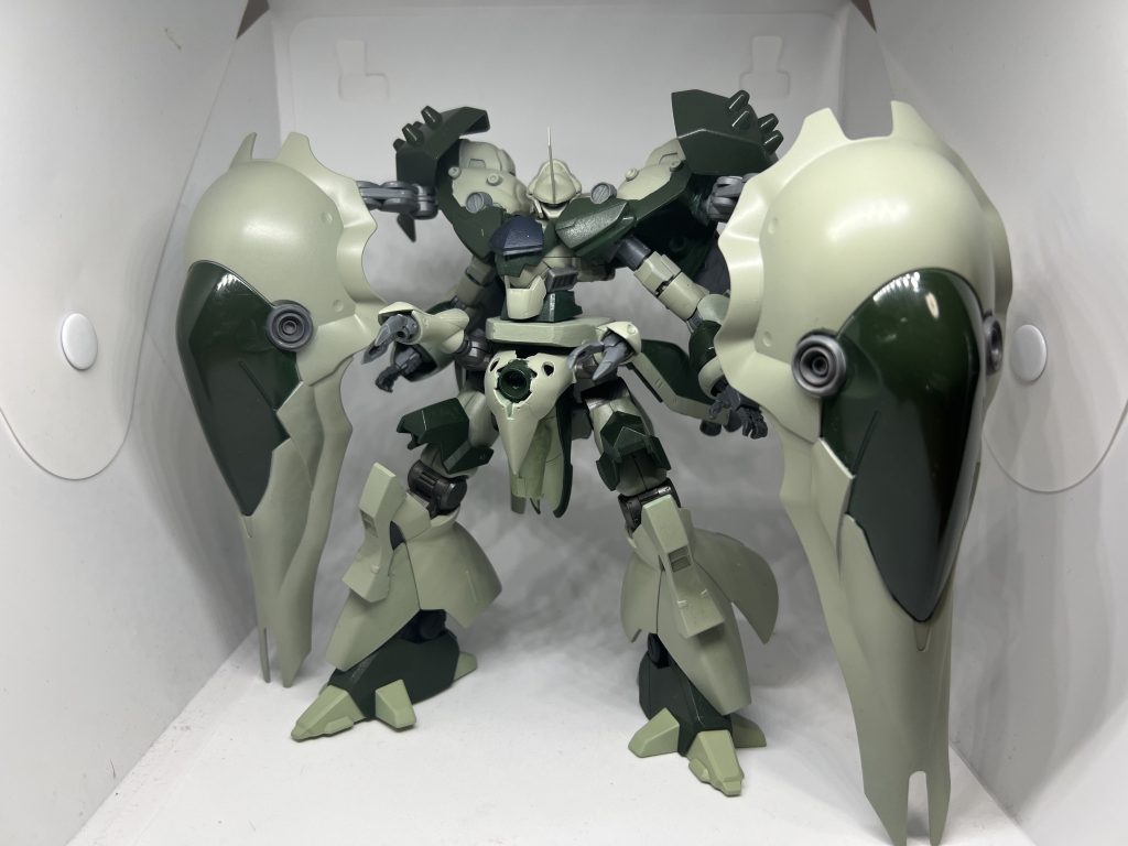 サブ2「各種メガ粒子砲」バインダーと腰部正面に取り付けられた大型メガ粒子砲。肩部、腰部サブアームなどに取り付けられたメガ粒子砲と火力面もマシマシになっています。