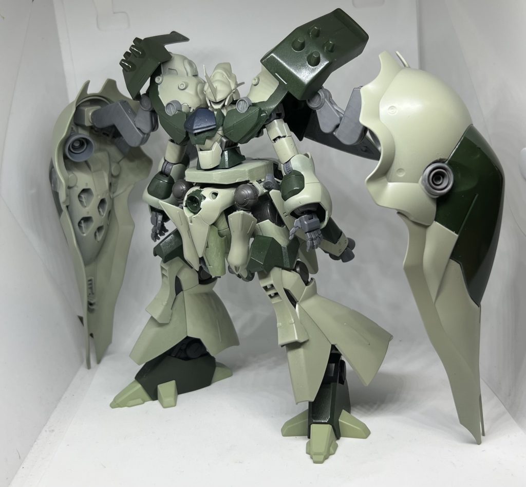 フロントビュー今回はほぼほぼ全塗装を目標に作ってみました。元の機体が「新たな(ノイエ)」「目標(ジール)」という直訳のドイツ語なため、それに因んでノイエを「愚かな(テーリヒト)」という単語に組み換えてみました。クシャトリヤのようにネオジオンの最新技術で再設計した機体という設定で、ところどころノイエジールを感じられるような見た目を目指しています。サイドバインダーはクシャトリヤの試験機というつもりで装備させました。オールドタイプが乗っている設定のため、ファンネルは全て撤去しています。