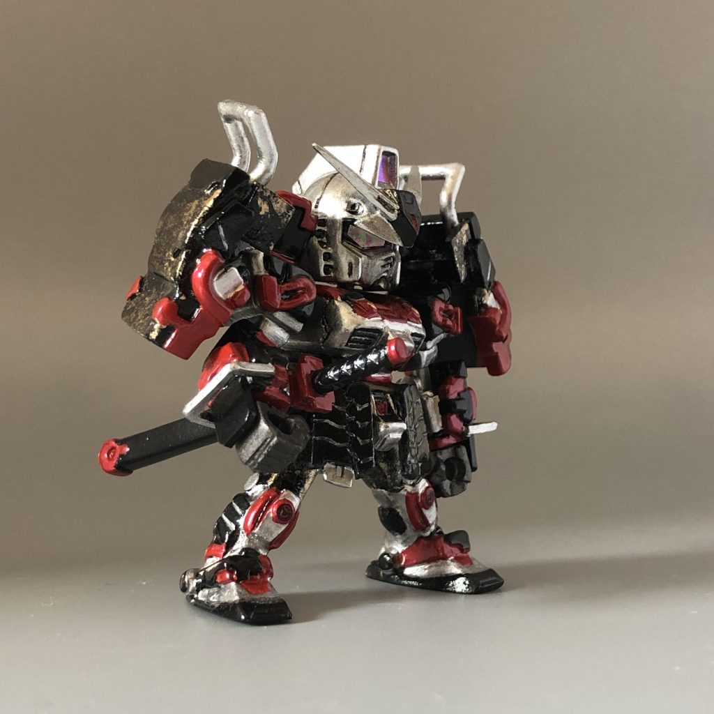 刀の鞘は、以前作った真武者頑駄無と、対にしたかったので右に付けています。