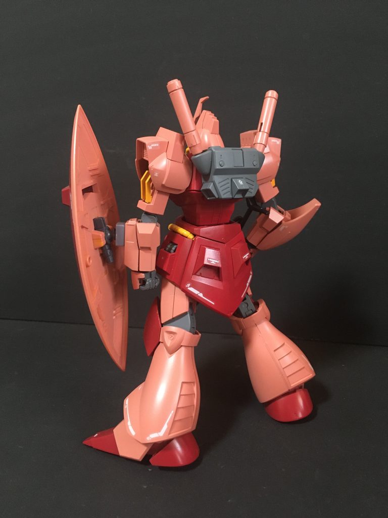 後方ショット。すっきりとしてカッコ良いです。ガルバルディーβはゲルググの正当後継機なのでシャアに搭乗してもらうと映えるのと思うのですが、そう言った話は描かれないですね。