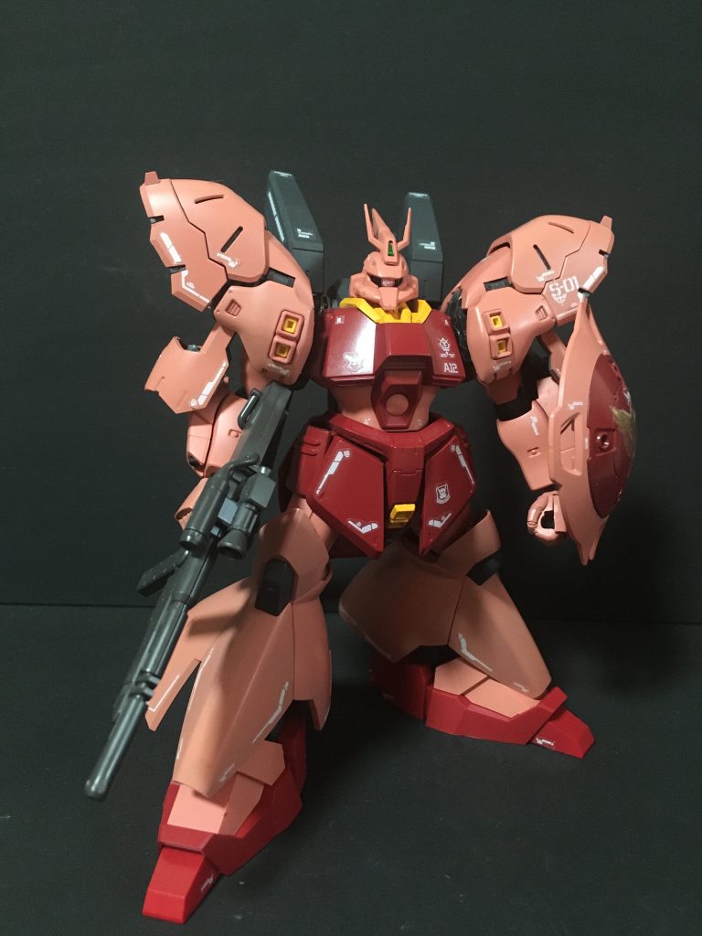 両肩、下肢、頭部ツノはサザビー用パーツをミキシングしています。武装+盾はヤクトドーガ用を使用しています。