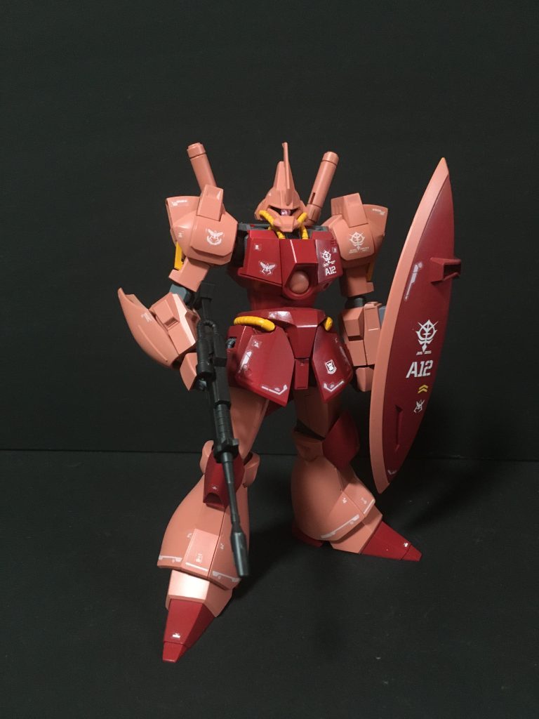 正面右側マーキングシールはオリジン用をベースにRGサザビーのリアリスティックデカールを使用しています。動力パイプを黄色で再塗装しつつ、腰に動力パイプを追加しました。