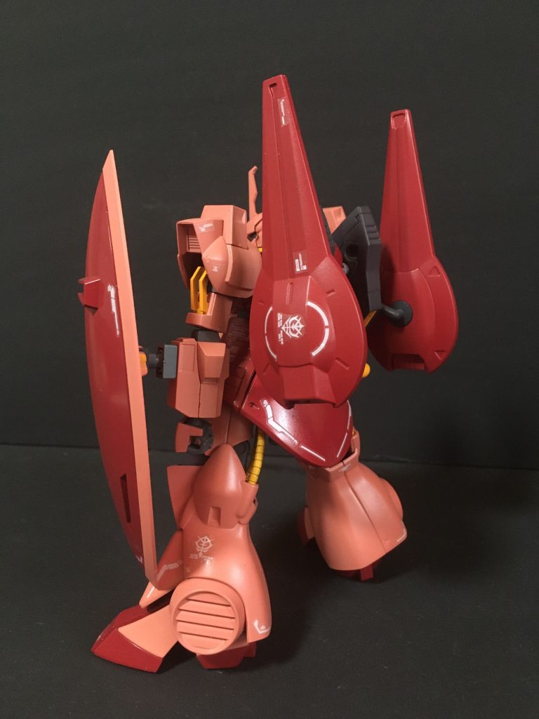 後方ショット塗料はピンク部分はクレオスのMSシャアピンク、赤色部分はアズキ色をと一部サザビーレッドを使用しています。