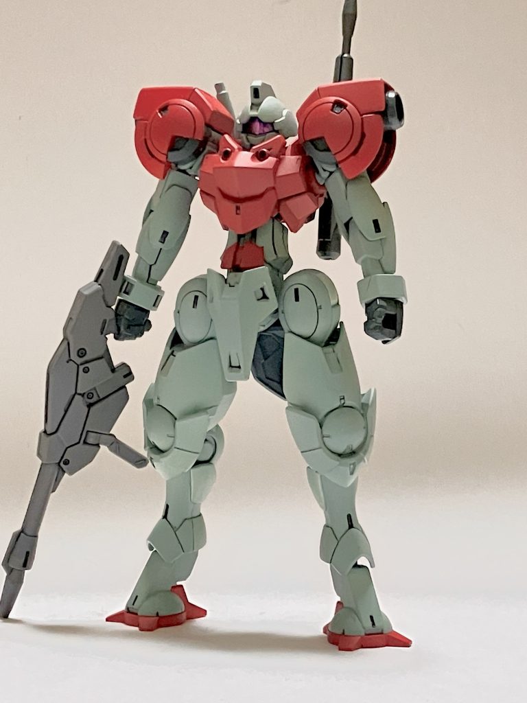 肩や腿のボリュームで強そうに見えます。ハーマンレッドRLM65ライトブルーブルーグレー（ガイア）ビームライフルは整形色のまま