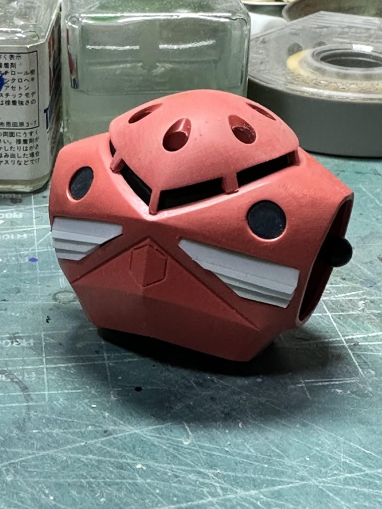 たまたま入った模型店で出会った、再販売れ残りのズゴック。売れるの確実なラインナップはすべてプレバン販売で瞬殺な昨今。こういう買い方で入手できるものを気負わず作っていこうと思います。1STのラインナップのズゴック。オーソドックスな人型から離れていてクセがありそうに思えましたが、前回作ったドムと同じく素晴らしい出来でした。長い歴史の中でデザインが完成されてきたんでしょうか。今回も重箱の隅をつつく程度の改修しかしていませんが・・・カッコイイねー。とりあえず胸の円形モールドをスムーズ化、フィンを作り直し。モノアイ支柱を短くして、スリットを細くして眼つきを鋭く。頭部ミサイルもプラ棒で作り直し。