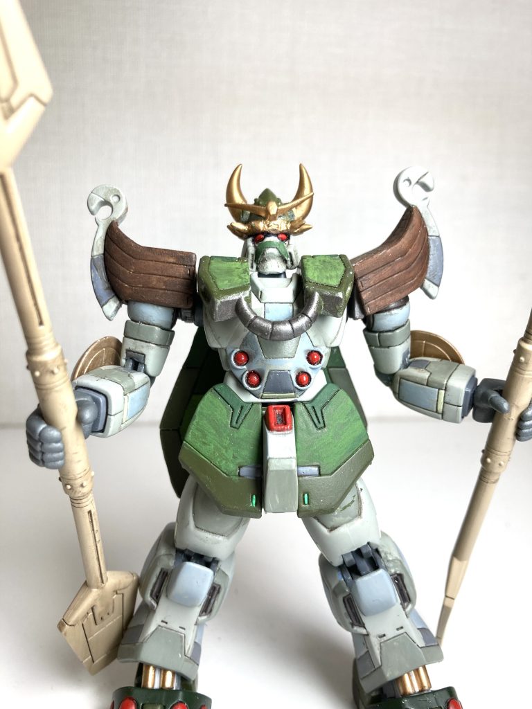 MIAは、バイキングガンダム唯一?の立体化物かと思いますが、顔が細過ぎるので1.2㎜プラ板を挟んで幅増ししました。また頭部の2本の角もエポパテで大型化しました。頭部をぐるっと取り巻いている小さなトゲ状の角も一旦切り落とし、自作の物に変更しています(素材は100均で売っているお弁当用のプラ製ピックです)。元の色が水色が強いので、全体に渋めの色でリペイントしました。パネルラインで色分けするだけで情報量が増えて良い感じ。