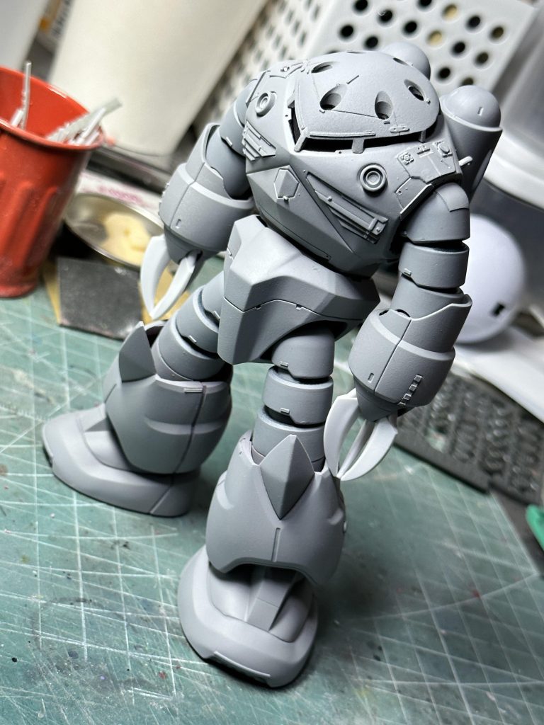 全身にディテールを刻まず、集中と分散を意識して適所にいれてあります。サフ状態ってなんかイイですよね。