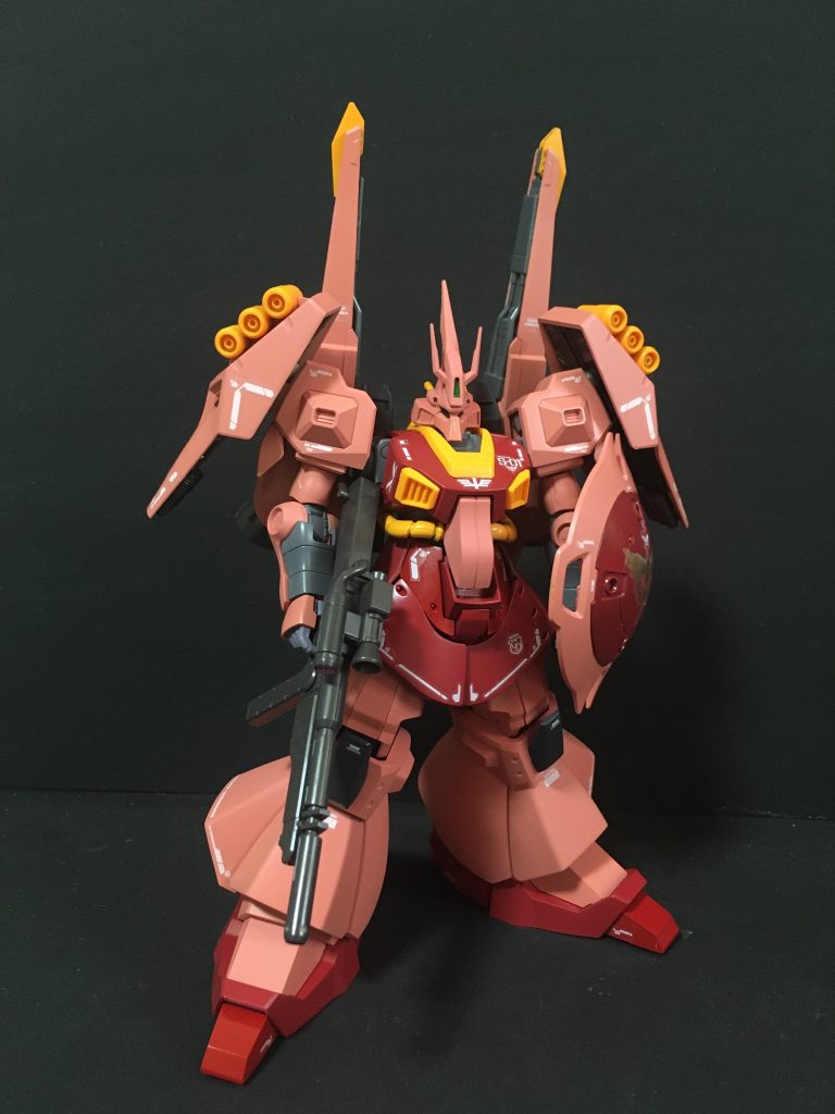 頭部にサザビー角を取り付け、両肩はリックディアス用に変更してヤクトドーガのファンネルシールドを取り付けています。脚部は重量感を出すためにリックディアス＋サザビー用に変更しています。　