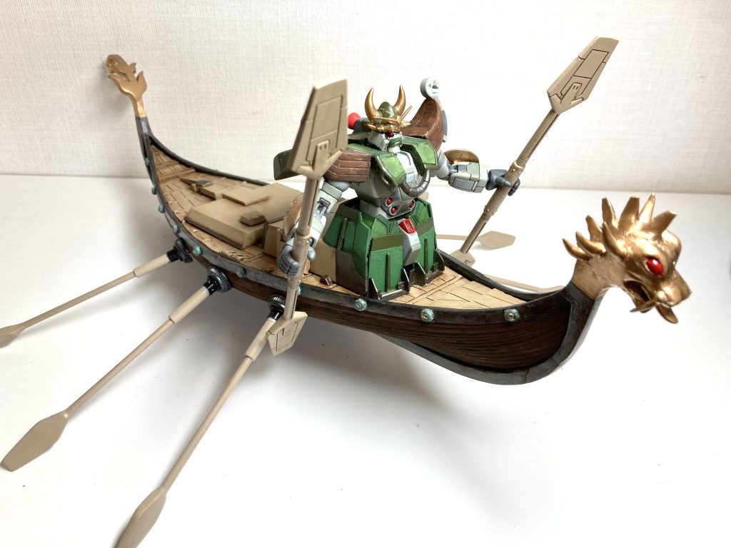 船腹から出ている6本のオールは、ボールジョイント接続なので自由に可動します。接続部はトグルスイッチのゴム製の防水カバーを被せて、それっぽくしてみました。