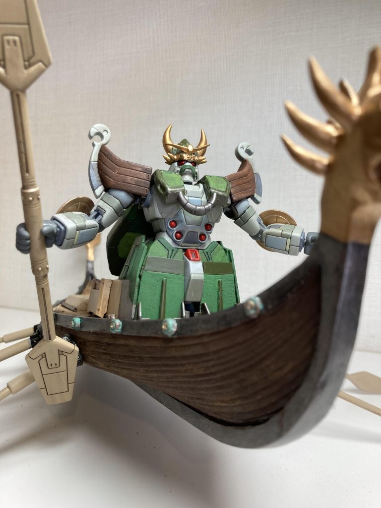 う〜ん、カッコイイ!ちなみにバイキングガンダムの肩アーマーと、オーセベリー船の船体の木目部分は、エッチング製の精密ノコギリの歯を使って傷を付けて木目を強調しています。