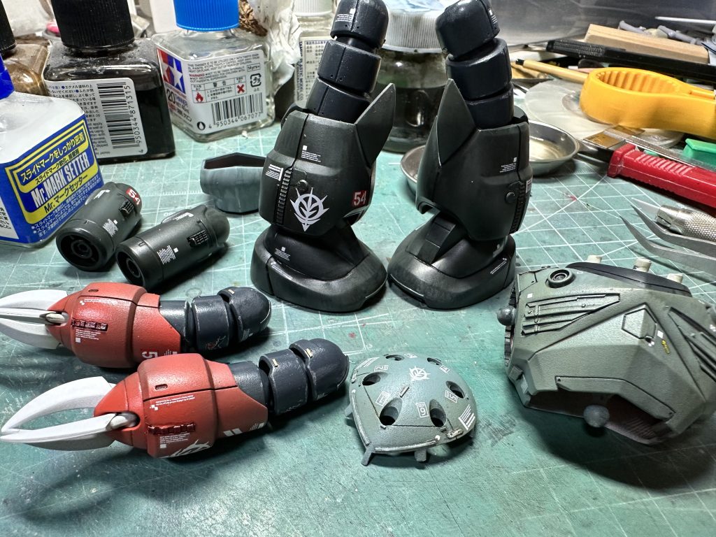 今回使用したデカールはプロモデラー・アーリーチョップ氏プロデュースのデカール。オシャレで使い勝手の良いデザインで、シルバリングも起きにくくてお勧めです。ほかにガンダムデカールやミリタリー系のコーション・エンブレムなども併用してあります。友人の飼っているアカテガニをイメージして腕だけ赤くしましたが、これが予想外のカッコよさ。ちょっと派手目にジオン国章や階級章を入れて、海の荒くれ者のタトゥーという感じで。