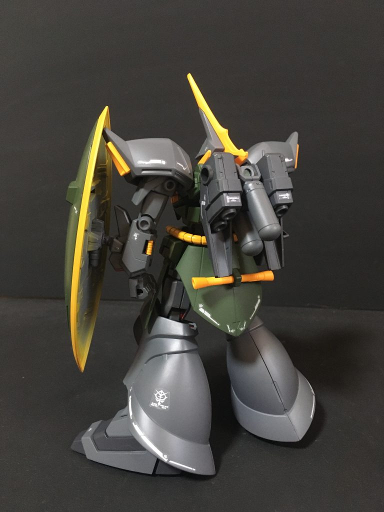 後方ショットスカートはギラドーガ用に変更しています。合体・変形機構はオミットされた想定なので、ウィングは取り外しています。