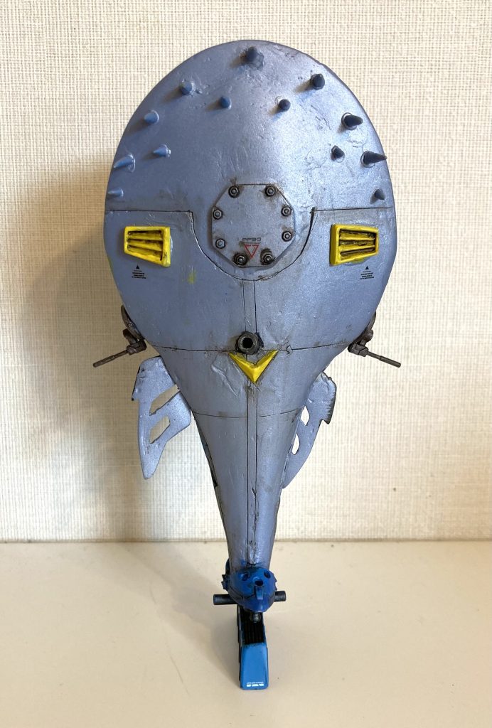 ガンダムっぽく、黄色のインテークとV字マークを付けています。マーメイドガンダムっぽく、六角ボルトでパネル留めしているモチーフを入れました。顎ヒゲの突起はエポパテ工作です。