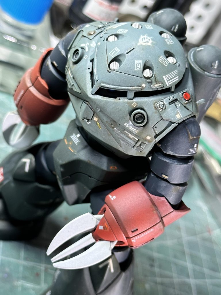 最近は基本色の上に数種類カラーを重ねて、ウェザリングはしない方向なのですが、今回は水陸機ということでブラウンをあっさり目に使ってみました。加えて退色と潮汚れ表現のため、初めてクレオスのマルチホワイトを使ってみました。これがまた自然に見せるのがすごく難しい。ですがキマるとすごくカッコイイんですよ。赤い腕のフチとか、ジャバラのエッジとか、良くないですか!?(自画自賛)経年表現にも良いし、使いこなせるように要練習ですね。