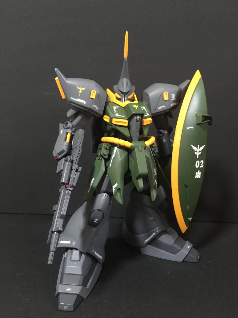 両肩と下肢をゲルググJ用パーツに交換しつつ、胴体にはギラドーガの動力パイプを取り付けています。