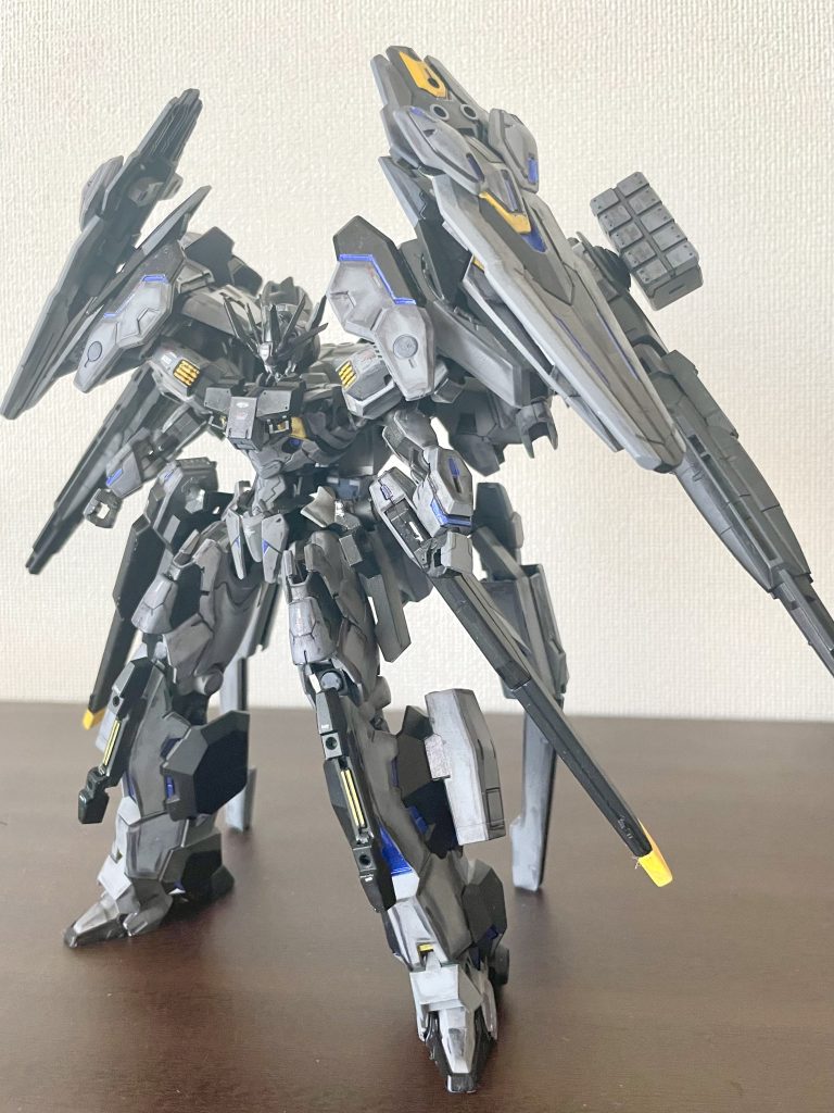 機体名   ガンドオーダー本機はレディ・プロスペラ主導のクワイエット・ゼロ計画において運用されるMS型ガンビット「ガンドノード」の上位個体として設計・開発された無人機体である。その役割はクワイエット・ゼロの最終防衛とガンドノードと編隊を組んでの宇宙議会連合の拠点制圧を想定されていた。なお、本機はガンドノードの上位モデルとして開発されたものの、生産コストの高さや運用の難しさが重なり、生産されたのは1機のみである。その特別さ故かエリクトからは「お人形」と呼ばれている。