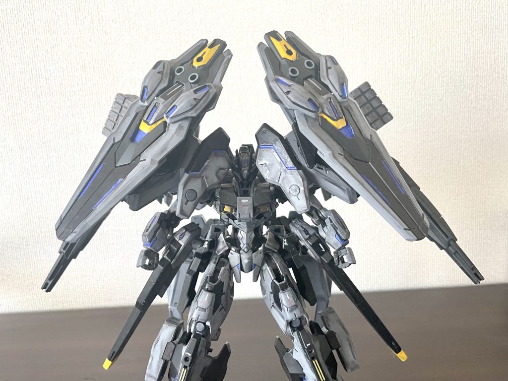 エスカッシャン・ディードエアリアルが装備するエスカッシャンと同型の兵装。ビット1つ1つの性能自体こそエアリアルのそれには劣るものの、物量である程度カバーしている。