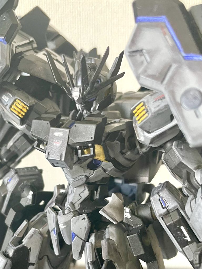 本機は無人機の限界を追及した機体であり、本来人体にかかるはずのパーメットスコアによるデータストーム及びGによる負荷を完全に無視した動きが可能となっている。しかしその複雑化した機構故に起動には高いパーメットスコアが必要であり、最低でもスコア6以上が要求される。