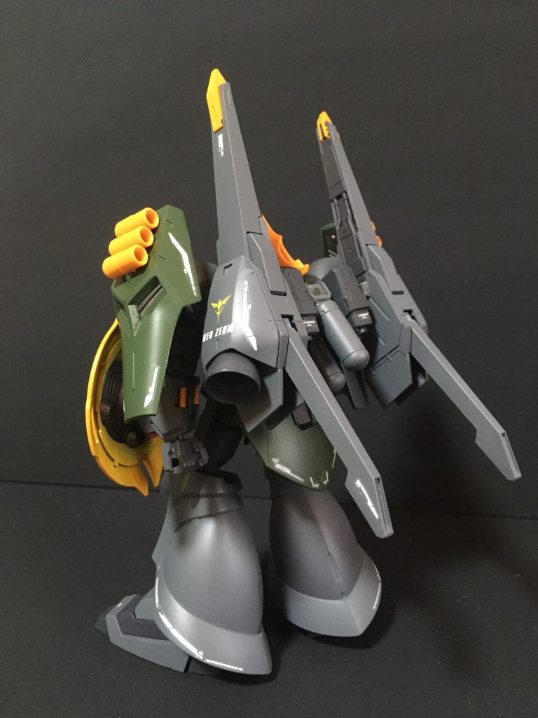 後方ショットバックパックにドーベンウルフのスラスターバインダーを装着させています。