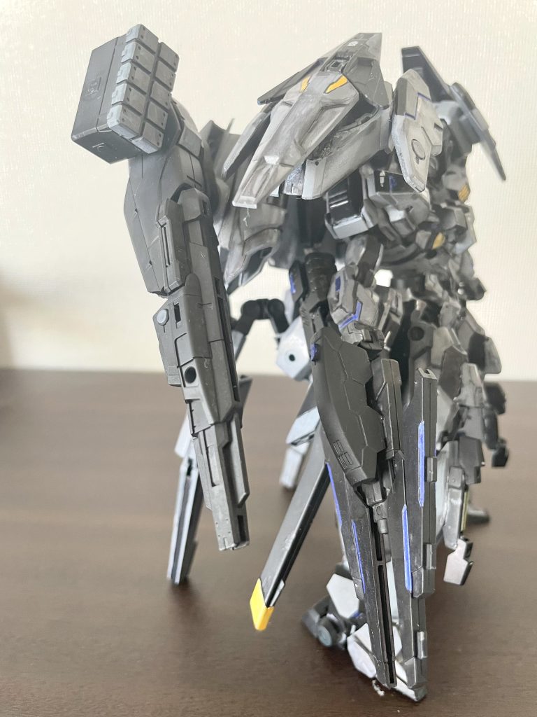 ツインガンビットライフル+ミサイルポッドエアリアル改修型のライフルをそのまま2門背部ユニットに接続した本機の最高火力装備。取り回しは最悪だが、威力は折り紙付き。