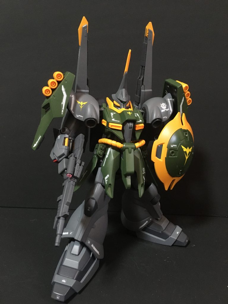 両肩はヤクトドーガ用を、下肢はゲルググJを、腰にギラドーガの動力パイプをミキシングしています。