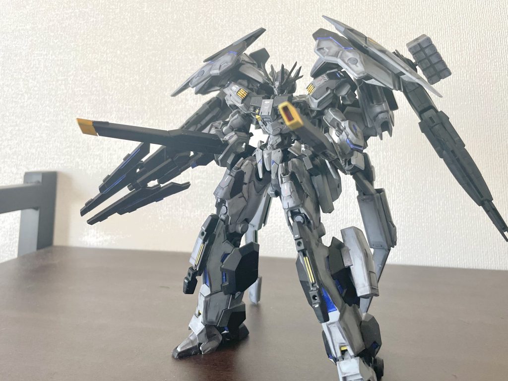 腰部レールカノン本機最速の装備。姿勢制御スラスターの役目も果たす。