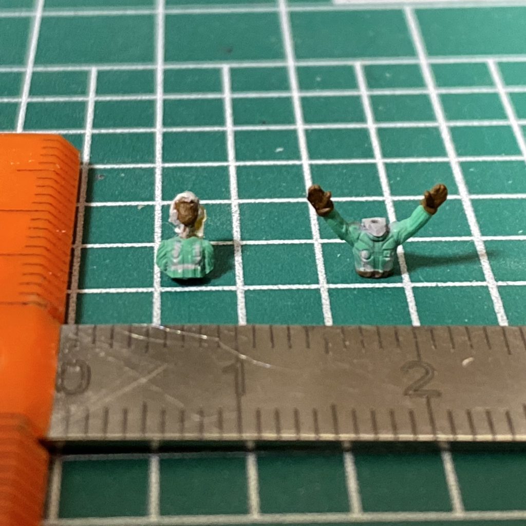 キットのロラン君は削り取って、ビルダーズパーツで2パターンを作成。頭は差し替えで共有です。小さすぎて、私にはコレが限界でした😖