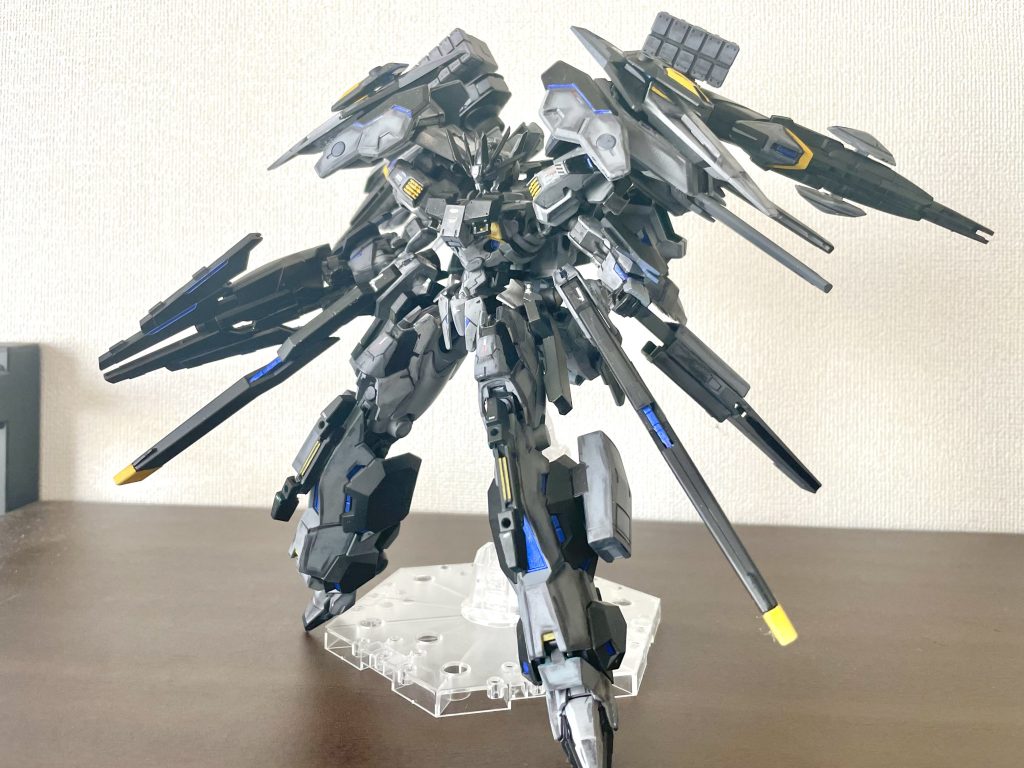 ガンドオーダー(ビットオンフォーム)全てのガンビットを機体各所に接続した姿。無人機故に人間に耐えられない殺人的な急加速、軌道での戦闘が可能となった。